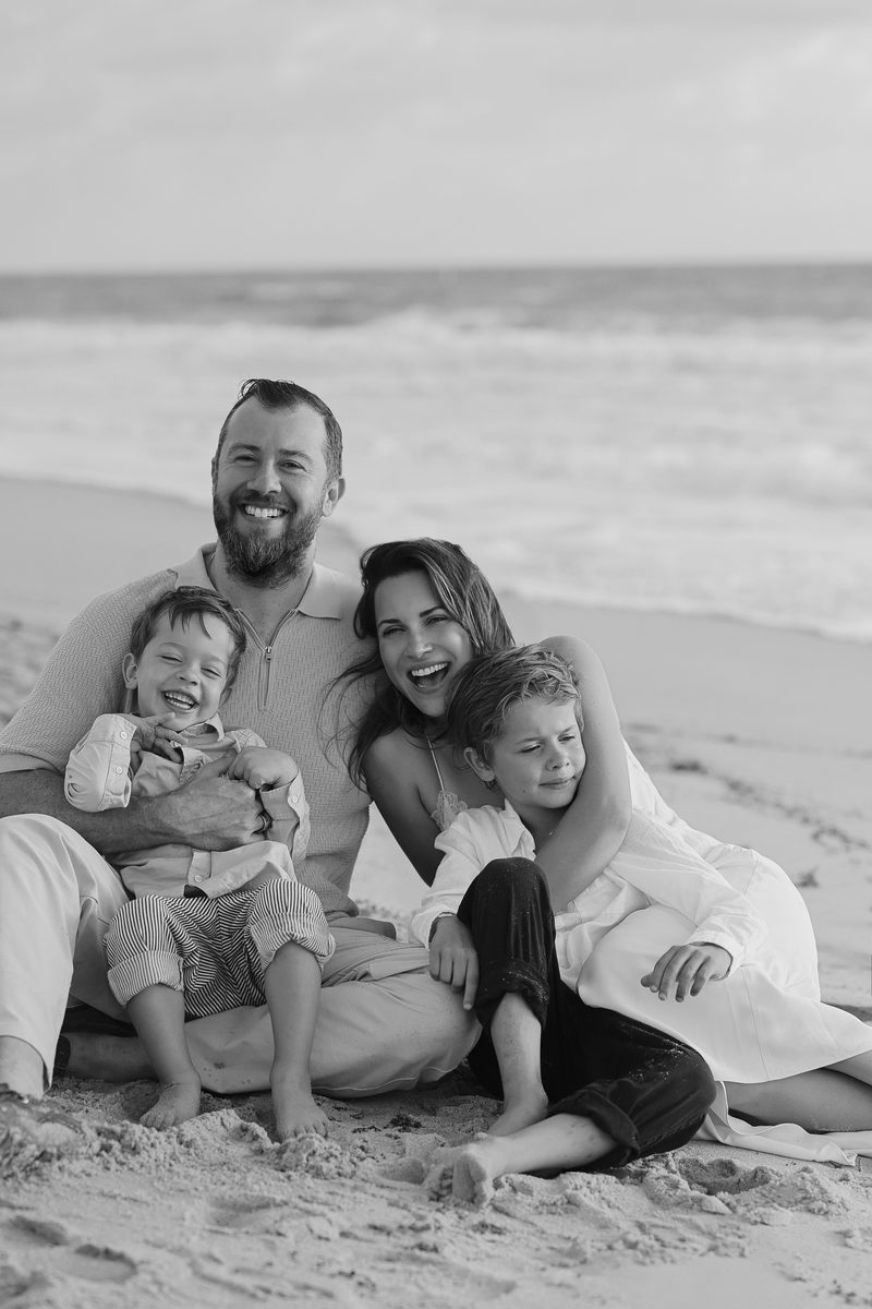 Julia, Eddy and their two sons on the beach